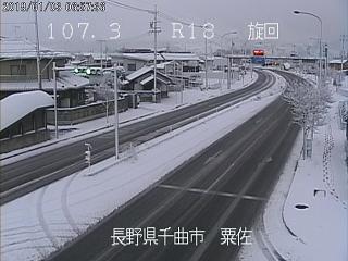 mlit_nagano's tweet photo. 【3日7時00分現在】国道18号千曲市粟佐付近の状況です。ご通行の際は路面状況に十分ご注意下さい。冬用タイヤ装着やタイヤチェーン携行、大型車は「ダブルタイヤ等専用チェーン」の携行と早めの装着をお願いします。 https://t.co/WKZSRBeO52