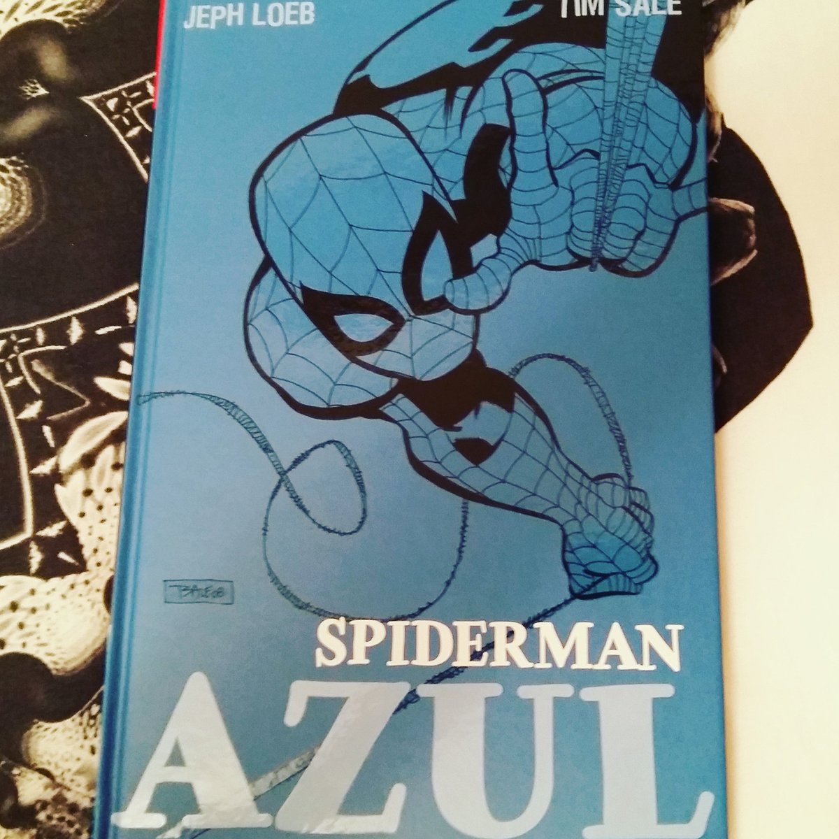 roxanasparrow's tweet photo. Acabo de leerme #Spiderman #Azul #SpidermanAzul de #Marvel un dibujo con estilo retro mezclado con moderno, y una historia triste pero muy sincera sin que nos falte ese toque de diversión a lo Spiderman, una gran convinación que hacen que este sea un #comic con nota 10!! https://t.co/USTD7DVJve