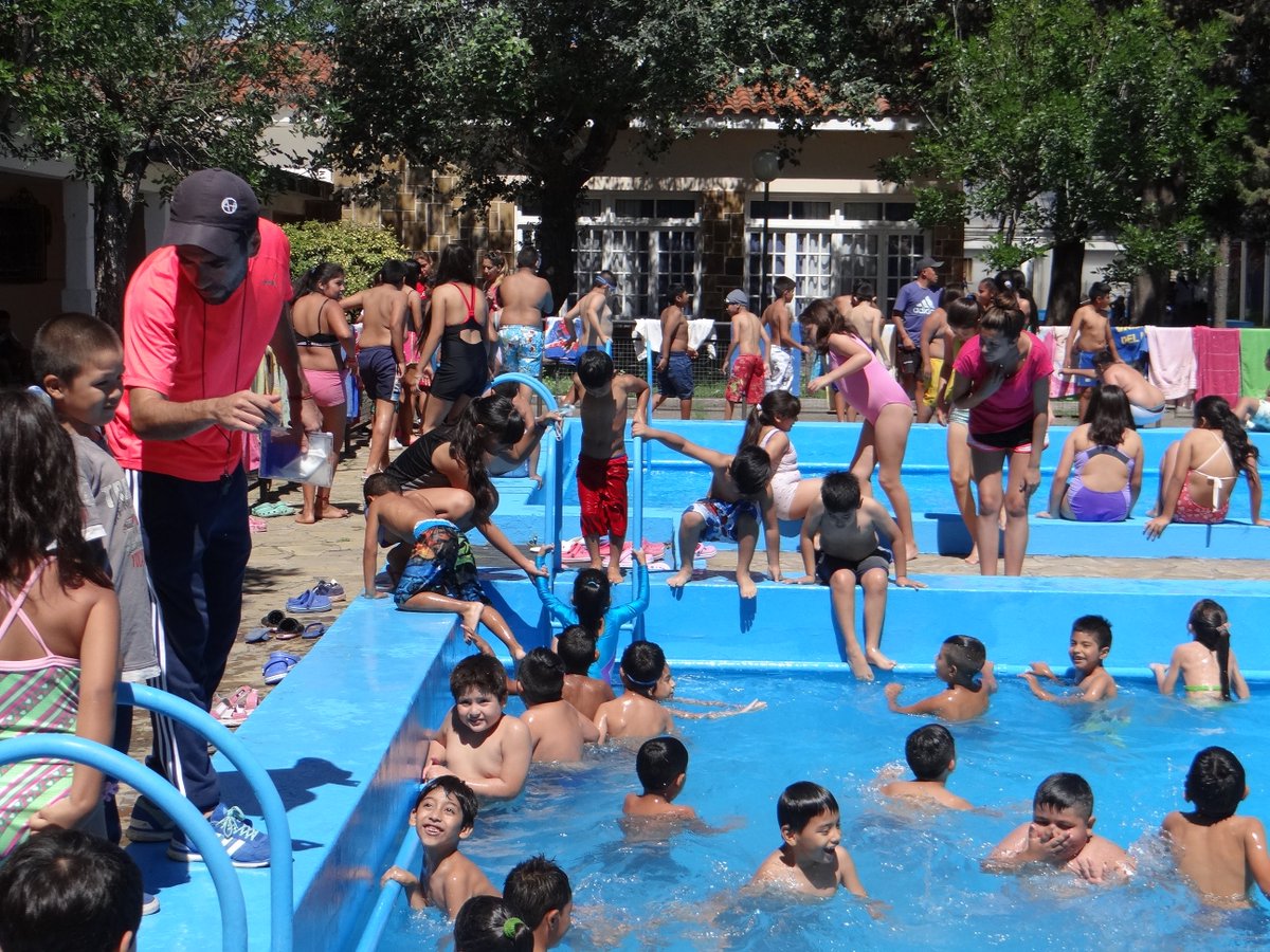 SecDeporteSalta's tweet photo. #CulturaYDeportesEntreTodos  #VeranoEnSalta Los chicos que asisten a la Colonia de Vacaciones la Secretaría de Deportes disfrutan del verano con juegos en el agua y clases de natación. https://t.co/jgqWKN3MdE