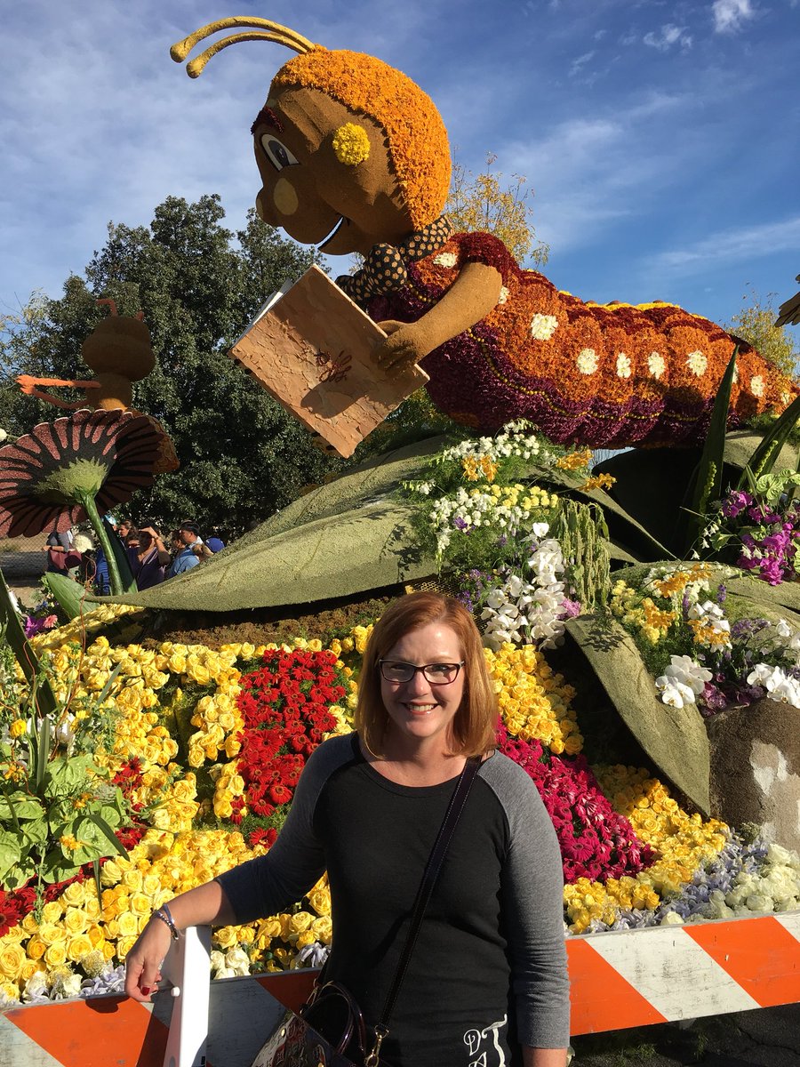 danatrokey's tweet photo. Don’t bug him when he’s reading at the Rose 🌹 Bowl Parade! #HighcroftReads #RoseBowl2018 https://t.co/GCGjLkcJKh