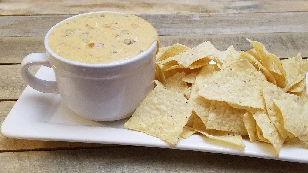 Slow Cooker Venison Queso Dip Recipe fieldjournals.com/2018/01/02/slo…