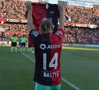 jbattagliotti's tweet photo. Esta será la camiseta que #Colón usará ante #ZamoraFC en la #CopaSudamericana... https://t.co/HOdQs4rnQ9 https://t.co/Tu0G9Tv0vN