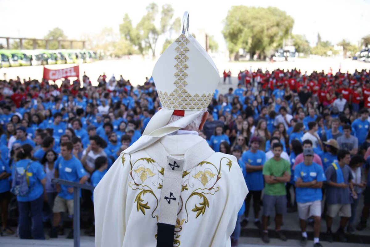 ucatolica's tweet photo. Hoy partieron 2.500 voluntarios que entregarán 50 capillas y misionarán por Chile debido a la visita del Papa Francisco. Estudiantes que a través de los proyectos @CapillaPais y @misionpaischile estarán en terreno entre el 2 y el 12 de enero. #ModoPapa #FranciscoEnLaUC https://t.co/yaNulkS5jy