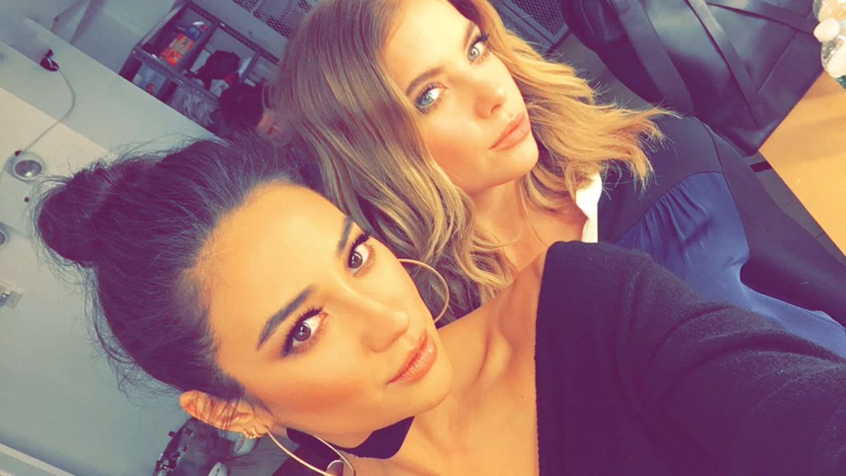 ifuwrefamous's tweet photo. @cabeywolfhard 84. qual foto posta no snap com a cantora que vai abrir o show pra falar que estao ensaiando algo pra cantar juntas? https://t.co/LSZ5fxK5Rw