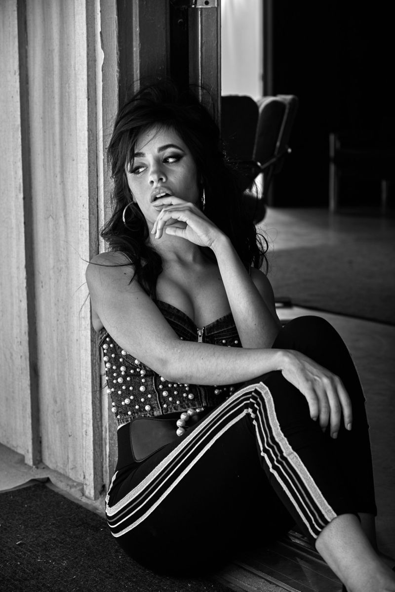 ifuwrefamous's tweet photo. @cabeywolfhard 85. vc posa para a GUESS, qual foto publica em seu instagram? https://t.co/gHlTWNnRST