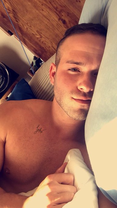 Transformation Tuesday! I shaved my beard for the New Year! Happy New Years 😘😘😘 https://t.co/L00yfOz