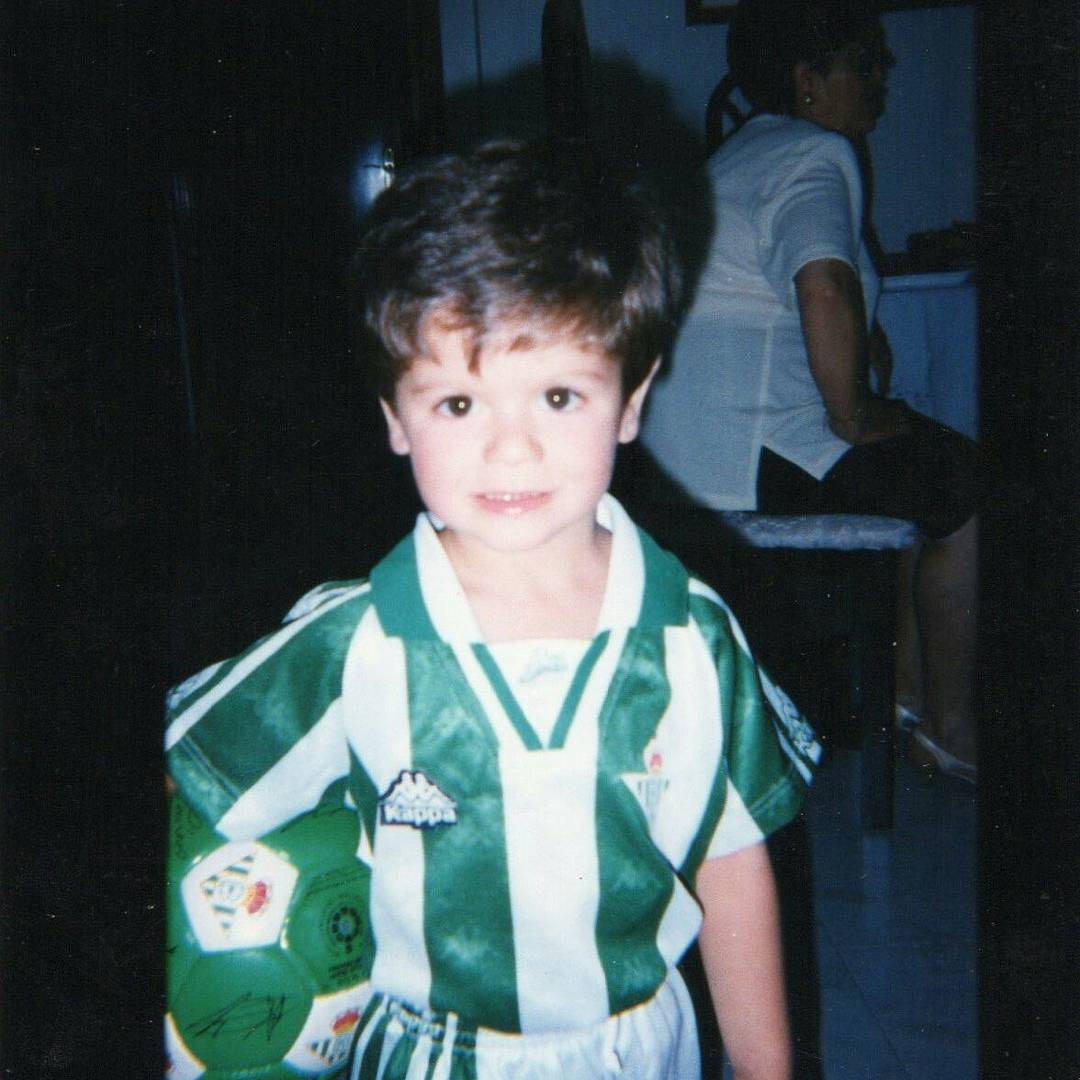 iCastizo13's tweet photo. Entre una foto y otra han pasado 20 años…Han cambiado muchas cosas de entonces. El ciclo de la vida dicen, lo que  está claro cada día que pasa más me alegro y me siento más orgulloso de haber escogido el escudo de las trece barras y el Verdiblanco como forma de vida. @RealBetis https://t.co/UqLG6QeMLC