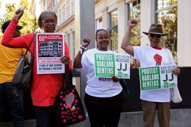 CausaJusta1's tweet photo. 75% of Oakland voters voted #yesonJJ & expand eviction protections. But they didn't get to vote on portion of the original measure that would have given more units rent control. Why? A state law called Costa Hawkins. #RepealCostaHawkins #RealRentControlNow https://t.co/171BlEaW7a