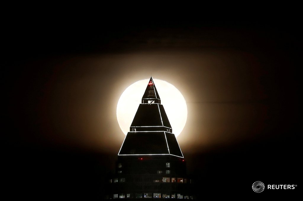 The supermoon rises behind the Fair Tower (Messeturm) in Frankfurt, Germany: reut.rs/2CxwywR 📷 Kai Pfaffenbach