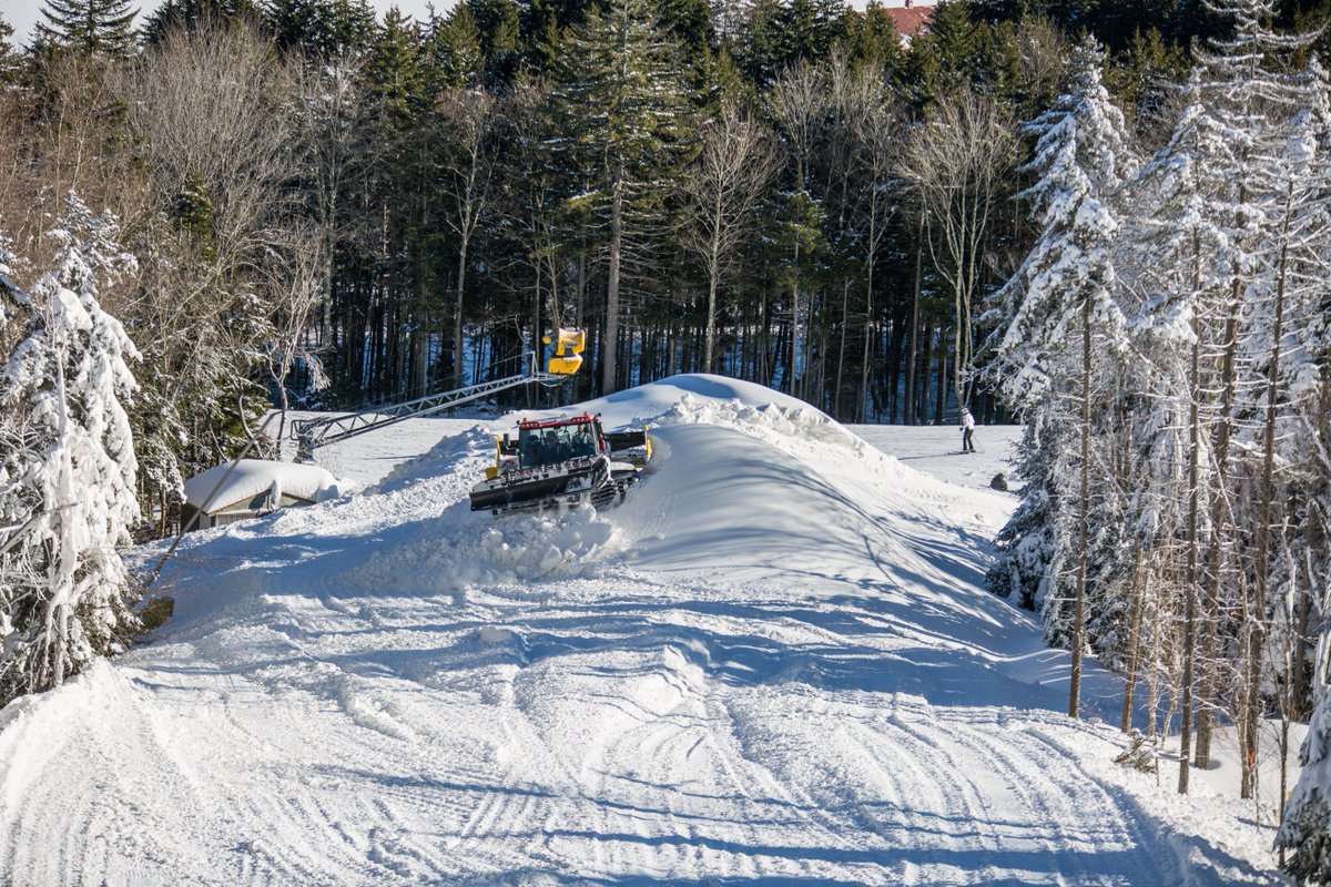 snowshoemtn's tweet image. Our incredible team of snowmakers and groomers have taken these cold temperatures and worked their magic! We are pleased to say we will have 100% of our trails open by this Saturday. It's time to get up here! 
#snowshoemtn #thankasnowmaker #wvsnow