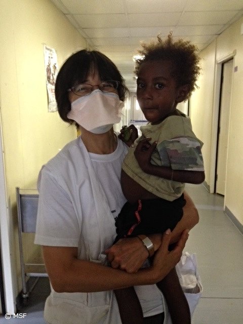 吉田ゆかり 看護師 日本の皆さん あけましておめでとうございます やたら暑くて汗だらけのパプアでは全くピンとこないのですが 応援メッセージ拝読しました 現地で大変感謝されている活動は皆さんの支えがあってこそ 国境なき医師団 が支援する病院で治療でき 吉田ゆかり 看護師 日本の皆さん あけましておめでとうございます やたら暑くて汗だらけのパプアでは全くピンとこないのですが 応援メッセージ拝読しました 現地で大変感謝されている活動は皆さんの支えがあってこそ 国境なき医師団 が支援する病院で治療でき