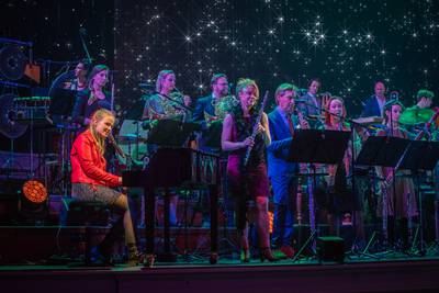 ds_Zutphen's tweet photo. Even stil en dan een ovatie na optreden Marise (16) bij Nieuwjaarsconcert: Ze vergat zondag bijna dat 2017 overging in 2018. Zó vol zat Marise den Bakker (16) van de indrukken die zij tijdens de generale repetitie opdeed in het Amsterdamse Concertgebouw.… https://t.co/jUUZTuhDxx https://t.co/GDgIpDPFwL