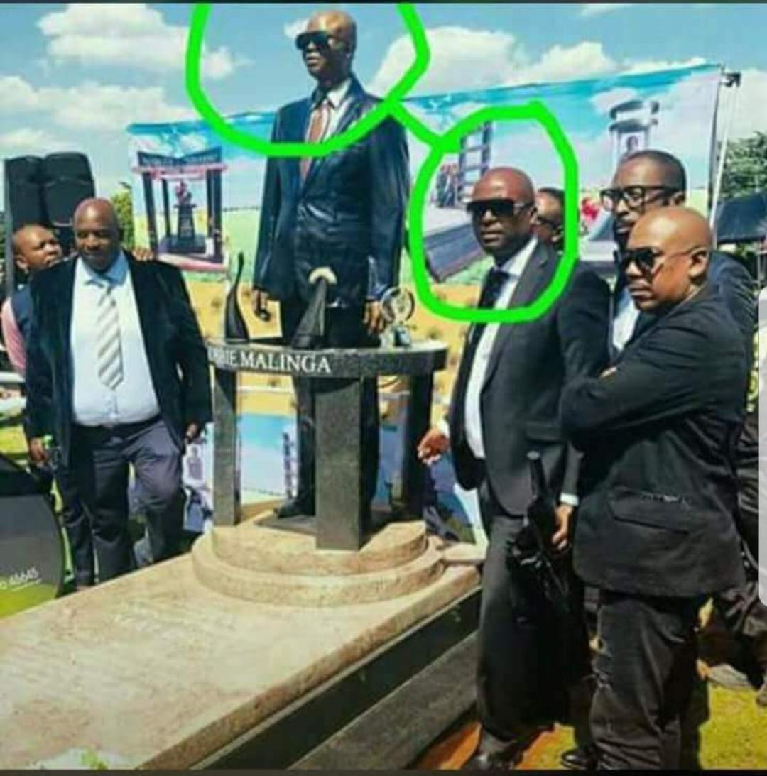 AmieMbhele_'s tweet image. Can somebody explain 😐😐😐😂 #RobbieMalingaFuneral