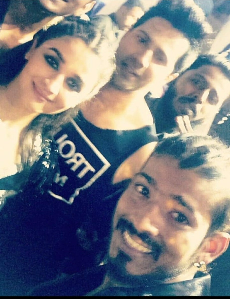 kusumbhutani's tweet photo. Beginning my day with Varia ❤️ ❤️ #throwback #ril40 @Varun_dvn @aliaa08 😍😍 https://t.co/CXsUfwmRx5
