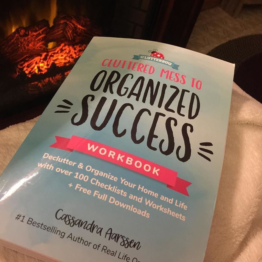 tracywellmann's tweet image. Baby it’s cold outside ❄️ so I’m cozy by the fire 🔥 and flipping through this #organizedsuccess book I got in the mail today! Yippee!!! I adore Cass (@clutterbug_me ) and follow her YouTube channel for creative ways to get organized!  Find the book o… ift.tt/2A9mcxz