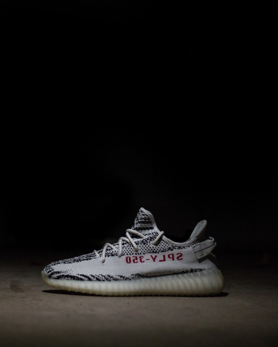 oopmeapp's tweet photo. PREVIEW | adidas Yeezy Boost 350 V2’s ‘Zebra’ 

Comment your size below to request the size. We are giving it away for free via our app. Sign up to our mailing list to be first to download the app. https://t.co/TueqAP3TZ1