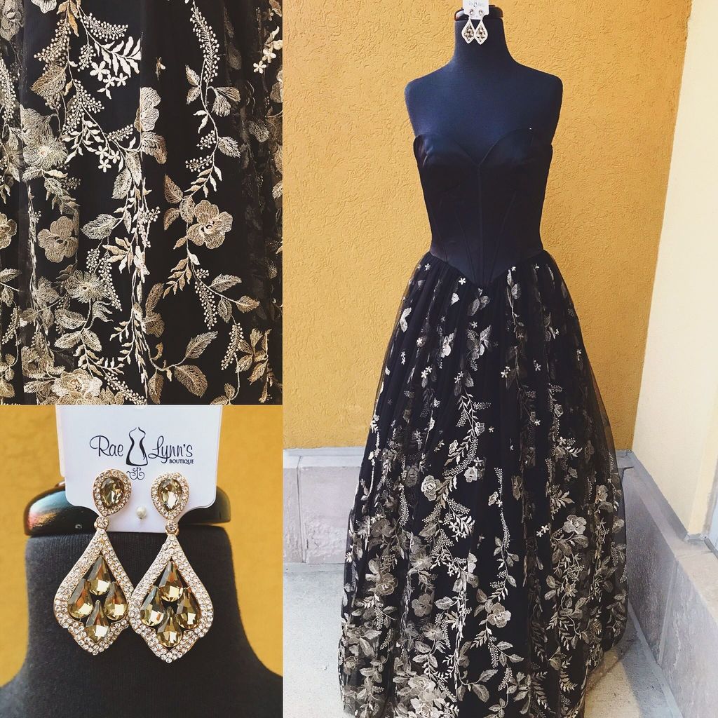 raelynns's tweet photo. This new @sherrihill ballgown is GOALS 🙌🏼 The skirt features the most gorgeous gold embroidery. So pretty and unique! ✨ #RaeLynns #RaeLynnsProm #Prom2018 #sherrihill #formaldresses #ShopRaeLynns https://t.co/ngkpCZPqc5
