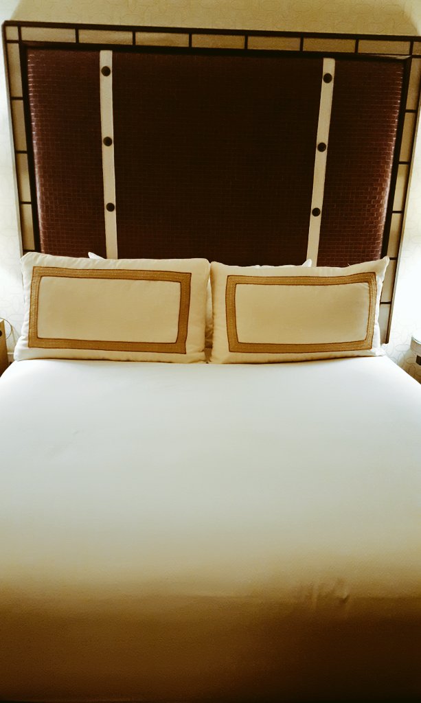 joyofthetable's tweet photo. Dearest @Kimpton: The #HotelSolamar is some kind of wonderful. BEAUTIFUL reno here in sunny San Diego. Just the base camp I needed for my "all work no play" visit. Walker, Anna, Justin &amp; Melissa from @JsixRestaurant are FAB-U-LOUS! #Kimpton #JSix https://t.co/Eey3vxkbJ9