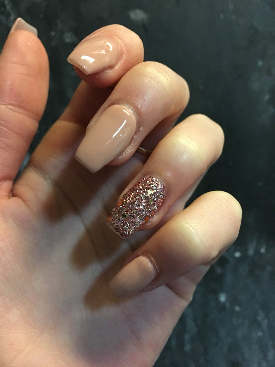 NailsWithSama's tweet photo. Wow, I love the rose gold glitter. Thanks for the picture @brookehill31 ! 
#inspired #nails #nailart https://t.co/mKJ5MnqqRq
