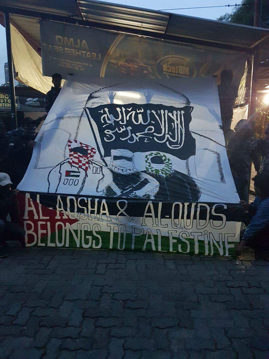 WestLegionAle's tweet photo. #ULAR12INTER
#Coreo
#TIMCup 2017-2018
#PerempatFinal
#MilanINTER
#FredoomForPALESTINE https://t.co/C2Y9UJTOaR