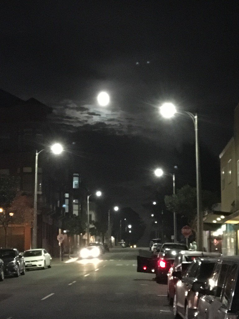 ThadeusGreenson's tweet photo. The moon shining bright over Eureka's Third Street. https://t.co/0vVWtJAYvl