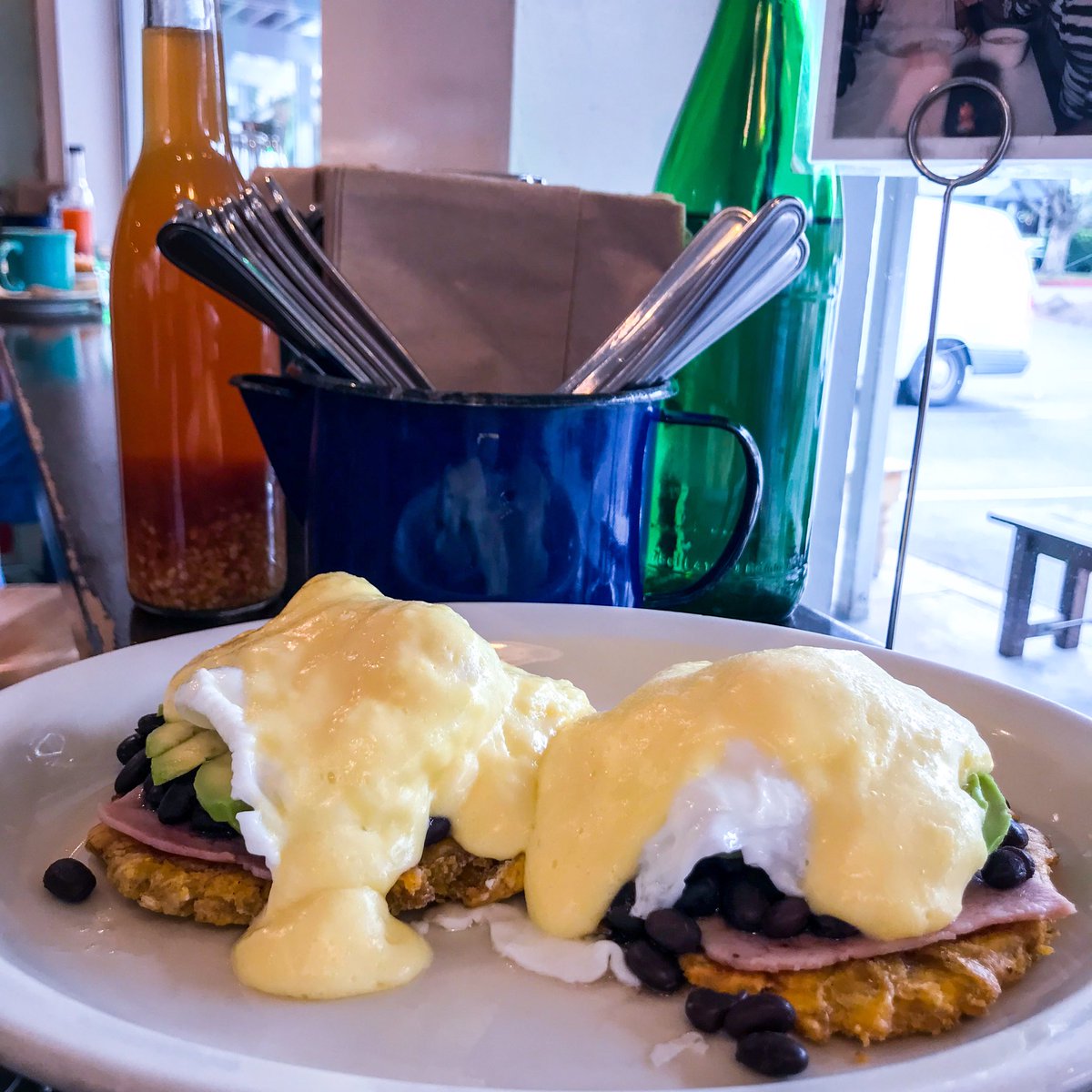 marinfoodie's tweet photo. Solfood brunch— have you heard?? All the layers have me like 😍@solfoodca 
📸: Eggs bene: garlic plantains🍌, ham, black beans, #avocado🥑, eggs🥚 and of course, #hollandaise
#eggsbenedict #breakfast #garlic #solfood #brunch #puertoricanfood #puertorican https://t.co/Iojmeidg0B