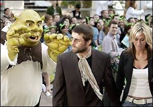OasisActivities's tweet photo. Liam with Nicole and Gene at Shrek 2’s premiere. (2004) https://t.co/iUfxJ1X0QM