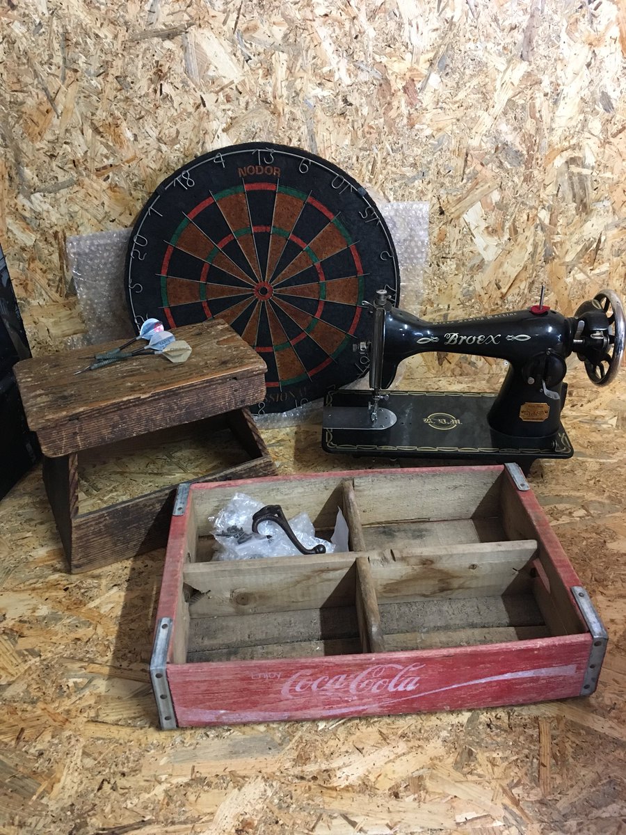 ぎんちゃん En Twitter バイクガレージ 第8報 アンティークミシンは 作業台としては高さが低いので 束石を買って来て同系色に塗装中 色々物がごちゃごちゃして来たなあ あと このままアンティーク 路線を突き進むのか 今晩 飲みながら考えよ