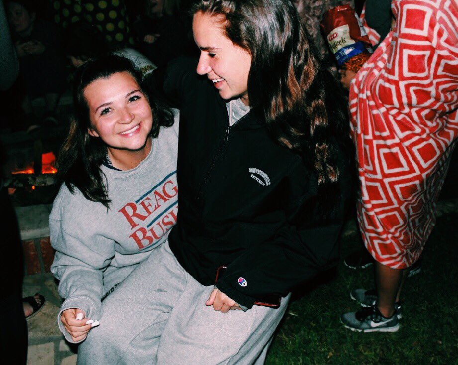 kaitlynncoph's tweet photo. don’t forget to sign up for formal recruitment to find your sisters from different misters!!!!! #goalphaxi #AXiD #ayezeedee https://t.co/LRT9Bbto67