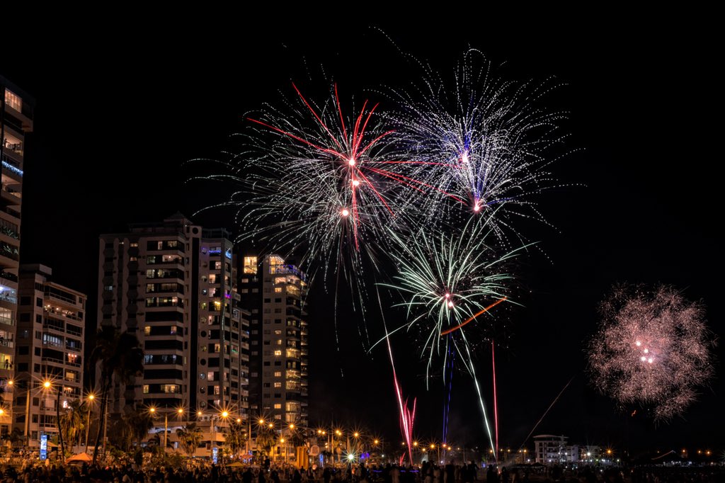 TottoFotografo's tweet photo. Fin de año 2017
#FindeAno2017 #Fireworks #Salinas #31dicembre #NewYearsEve2017 https://t.co/hfIsEpebS6