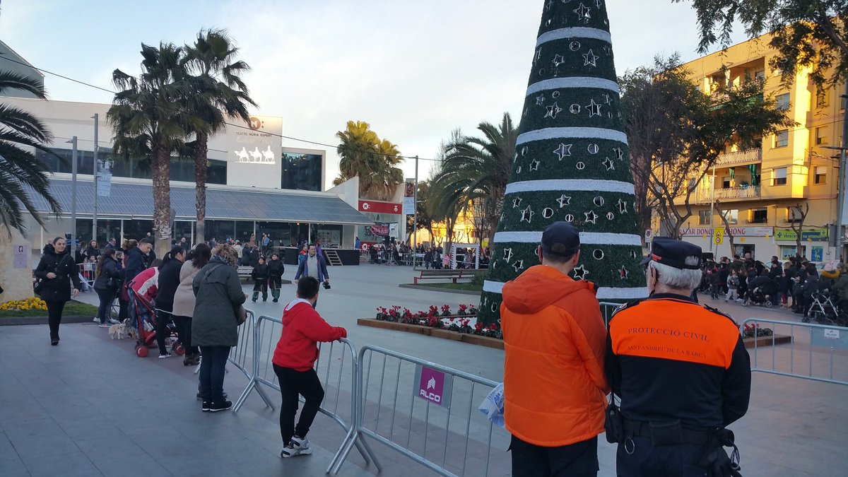 AVPCSABarca's tweet photo. Ayer hicimos servicio preventivo en la llegada del Cartero Real a nuestro pueblo. Repartimos más de 300 pulseres identificativas a los más pequeños. #ProtecciónCivil https://t.co/vfPaGHH9tZ