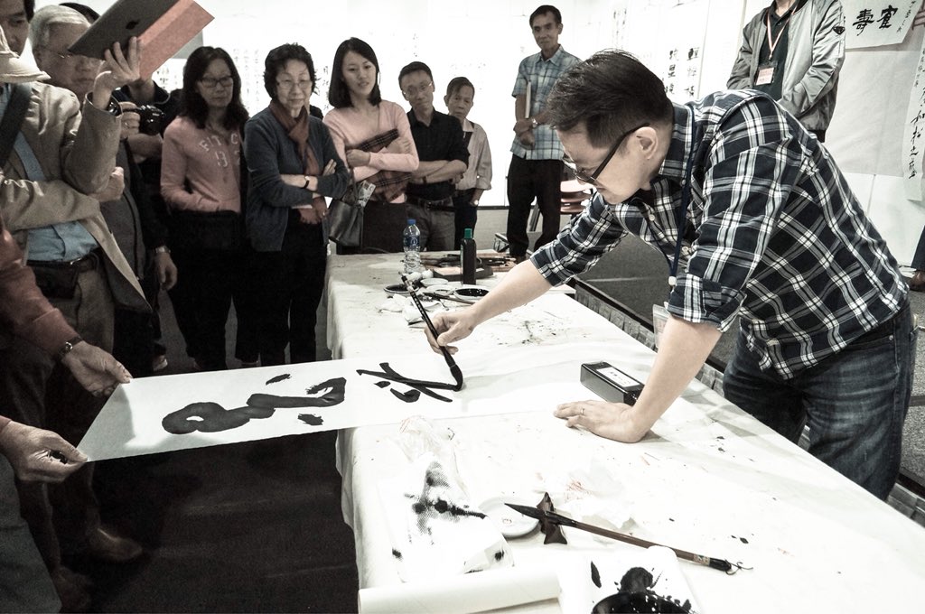 o_calligraphy's tweet photo. 參加於香港大會堂舉辦的《詩書聯學會��週年會員作品展》，並應邀即席揮毫。
#書法家 #chinesecalligrapher #王可書法 https://t.co/tlSVS1oyW6