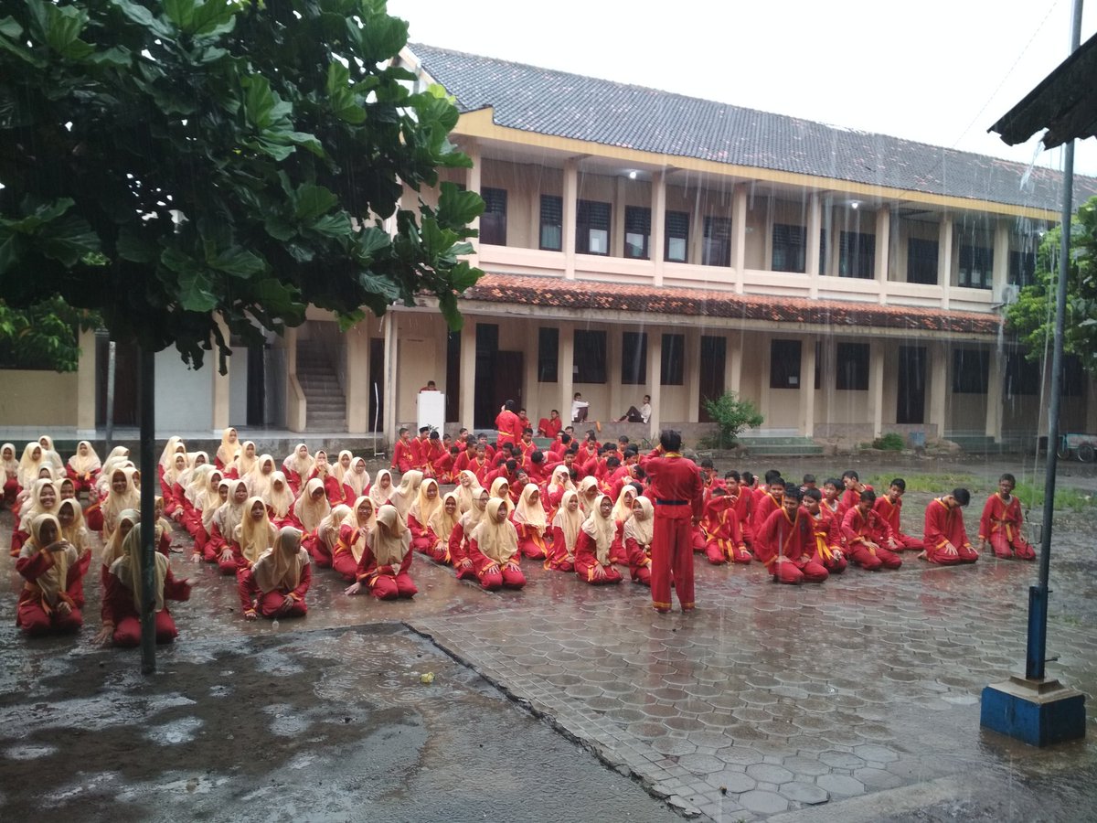 Kader <a href="/tapaksuci/">Tapak Suci</a> SMP Mugadeta tetap berlatih meski ditemani hujan. Semoga berkah.
