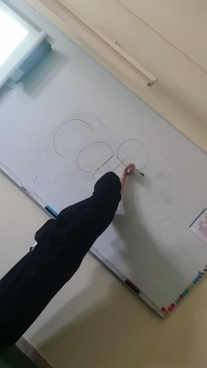 قدمت الاستاذه عائشه البلوشي مشغل عن كيفية الرسم بإستخدام الأرقام والحروف فاليوم المفتوح للغه الإنجليزيه