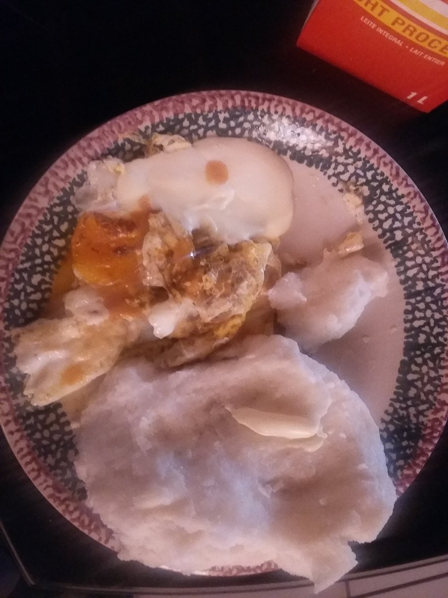Sebs_Daddy_Cool's tweet photo. My🍝meal of choice today is~>((<Drum-Roll>))
Fried🍳Eggs
Molatša{yesterday's pap}
On the side,a spoon of Nola Mayonaise with drops of Nando's Chilli sauce.
Lazy to make coleslaw.😂
Where @ #MetzVillage can I find the meanest Atchar;delivered,coz I'm ready to feast?
#KeJanuaryBoss https://t.co/5VqoAede30