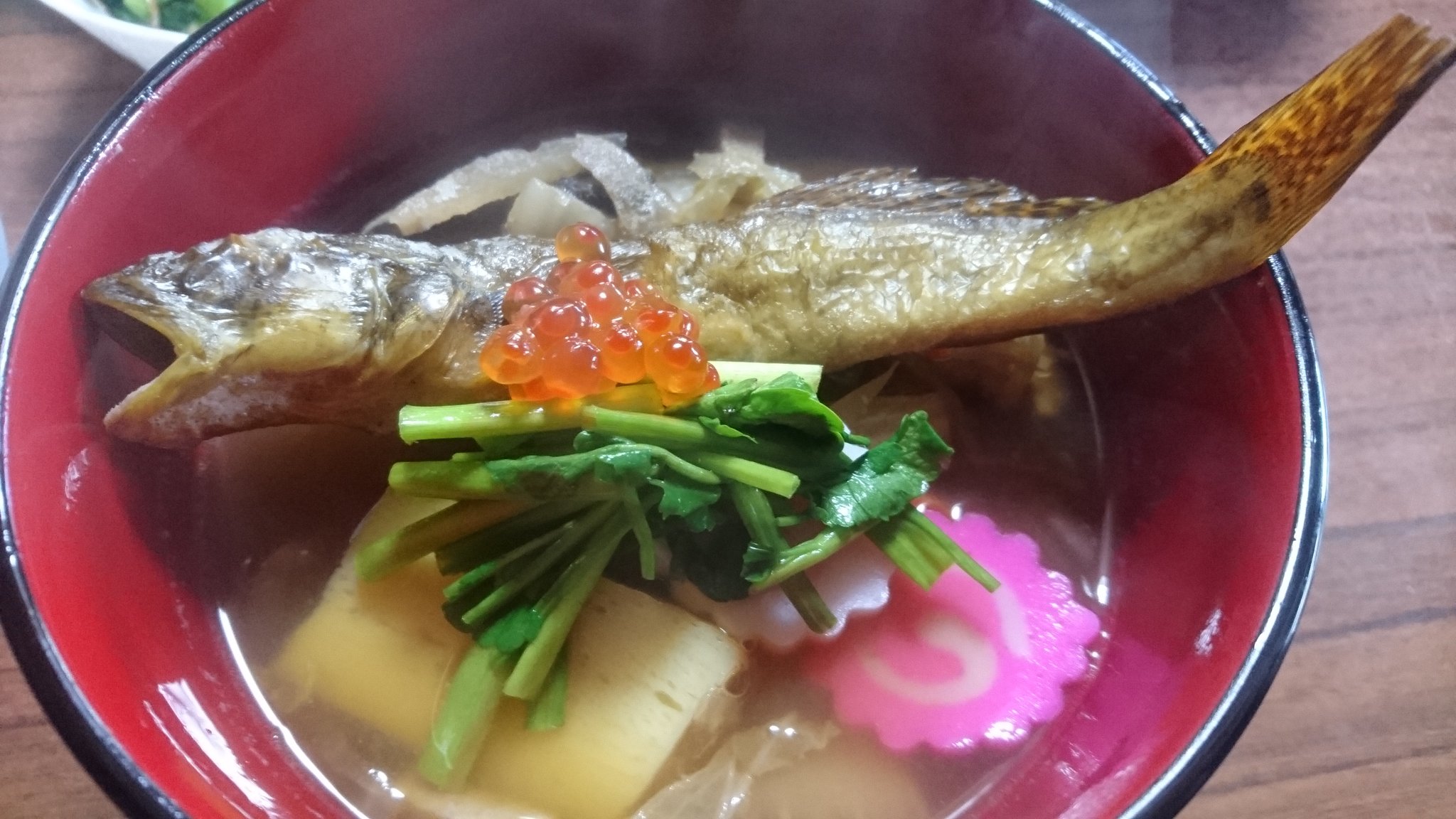 みっくん 宮城県石巻市です 焼きハゼの出汁にしょうゆ味で 引き菜と呼ばれる千切りの大根と人参 ごぼうとずいき 凍み豆腐 鶏肉 紅白のかまぼこ イクラ セリに四角の焼き餅です ウチでは焼きハゼですが 浜の みっくん 宮城県石巻市です 焼きハゼの出汁にしょうゆ味で 引き菜と呼ばれる千切りの大根と人参 ごぼうとずいき 凍み豆腐 鶏肉 紅白のかまぼこ イクラ セリに四角の焼き餅です ウチでは焼きハゼですが 浜の