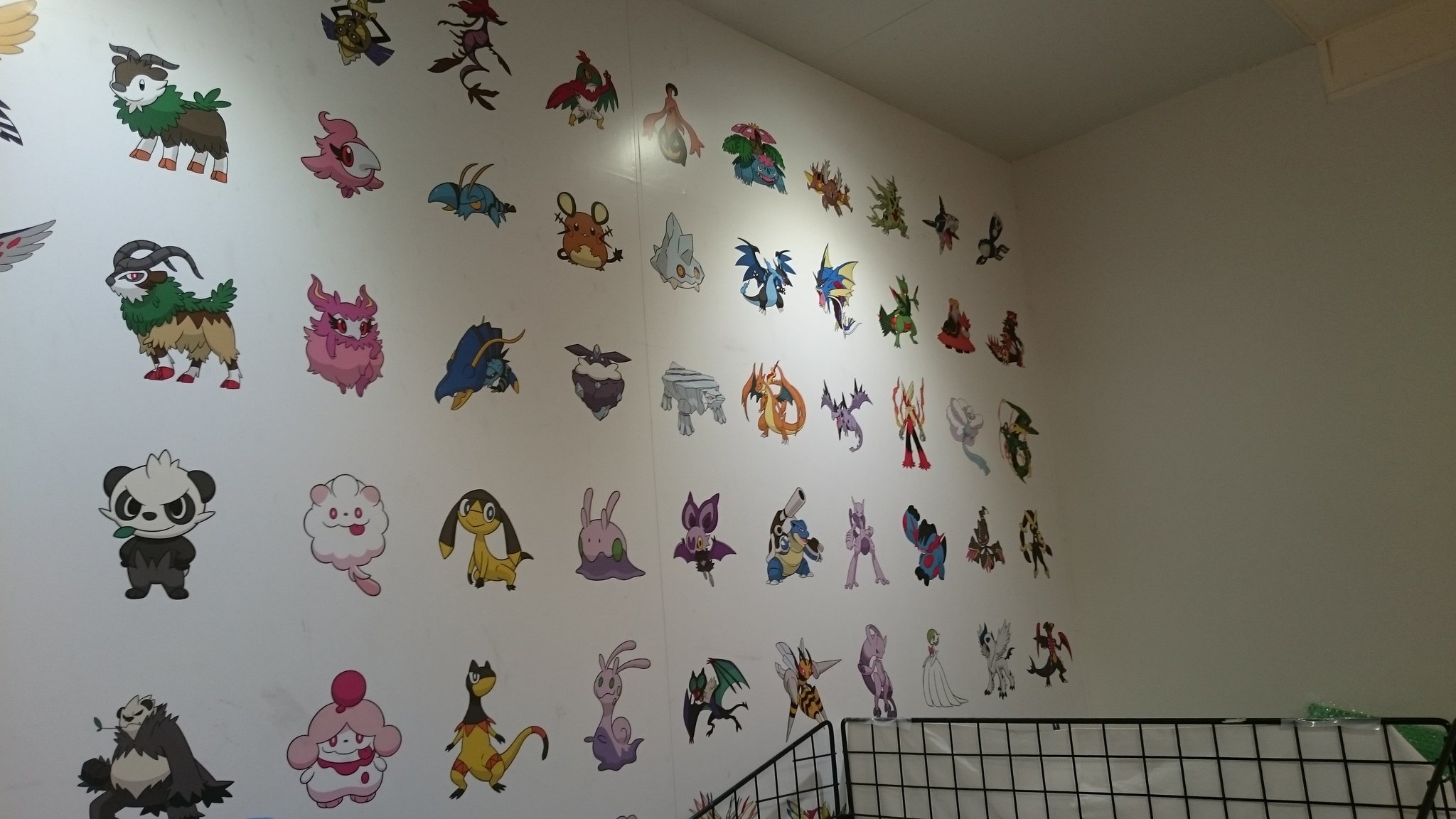ぼっち ざ ひかる すごーい ポケモンセンター広島の横のエレベーター前の壁に801匹 メガ進化のポケモンが全部揃ってるー Sh Sh ポケモン好きさんと繋がりたい ポケモンセンター T Co Gkarxh0goy Twitter