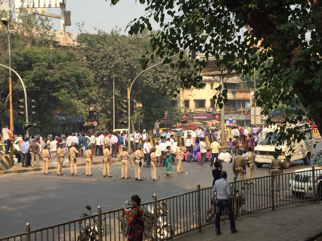 gauravdedhia2's tweet image. morcha started @ #sion.... Near #shabri hotel.... (Trying to close main road highway) #Todfod in ShabriHotel 

#Morcha stated@ #GHATKOPAR sarvoday hospital

#GhatkoparMetro close karvaya

#GhatkoparStation too affected
@RidlrMUM  #KoregaonBhima #jaibhim #MaharashtraBandh #Mumbai