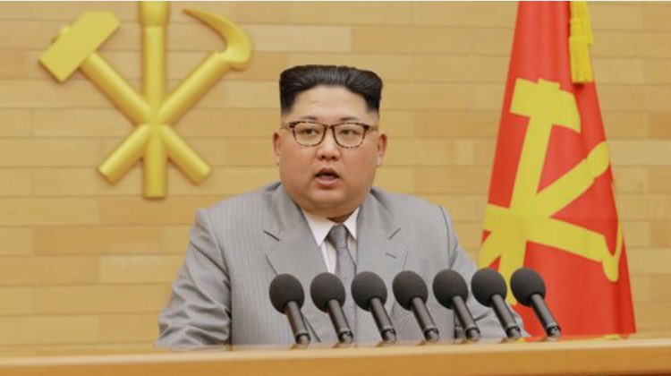 sussiban's tweet photo. Jeg liker at Kim Jong Un åpenbart har sett andre statsledere snakke inn i flere mikrofoner samtidig men skjønner ikke at de er fra forskjellige nyhetsbyrå og ikke en maktdemonstrasjon https://t.co/SyNdcSKvdl