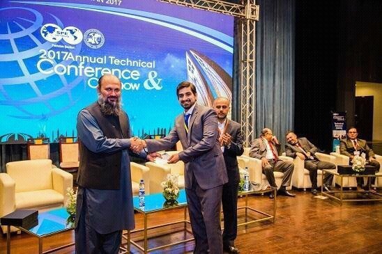 PakistanSpe's tweet photo. Winners of Student Paper Contest under G&amp;G category receiving their prizes from honourable Minister of State-Jam Kamal Khan
#ATC2017OilShow https://t.co/fgkRhWDqyo