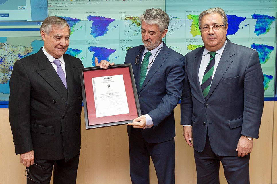 AENOR's tweet photo. El Centro Nacional de Seguimiento y Coordinación de Emergencias (CENEM) primer centro de la Administración General del Estado que recibe el certificado de @AENOR de #GestióndeEmergencias #ISO22320 https://t.co/G6RPcQ5bPC https://t.co/XcZmIdZiIC