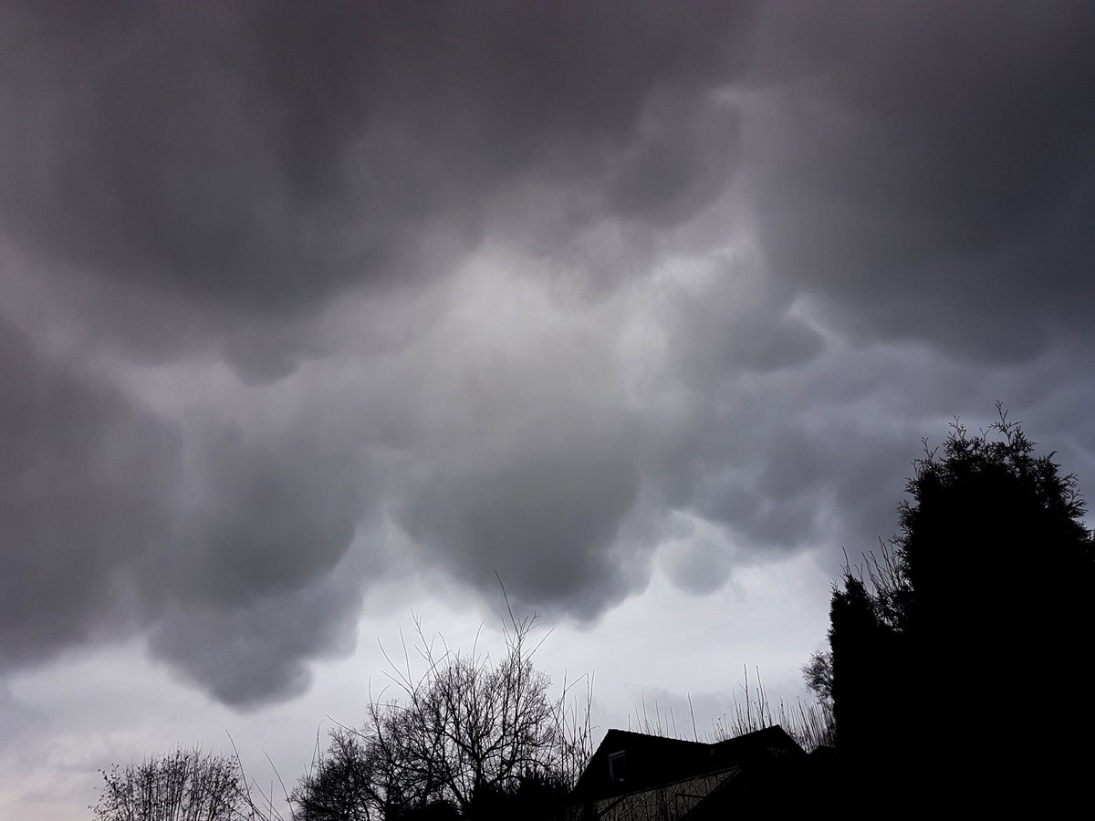 meteonrw's tweet photo. Ein ungewöhnlicher Anblick - #Mammatus-Wolken auf der Rückseite des morgentlichen #Gewitters in #Kierspe https://t.co/QFI1vOkgaA