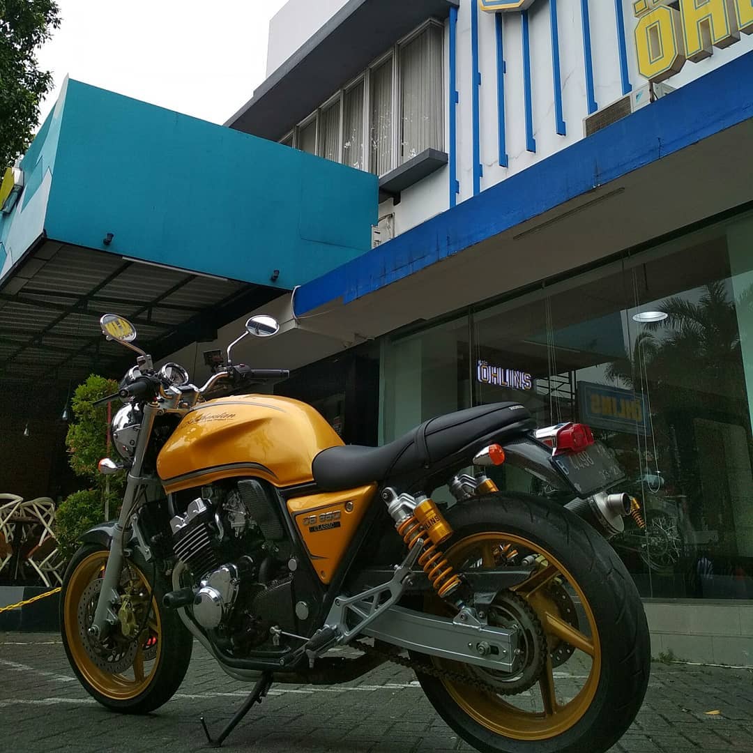 OhlinsRacing_ID's tweet photo. ohlinsindonesiaIni si bukan kompor gas lagi tapi kompor meledak
Thanks bro... @rayphilo_tan ππππ
#ohlinsroadandtrack
#ohlinsusa
#ohlinsindonesia
#theoriginalgold
#ohlinsasia
#hondaclassic
#cb400superfour
#32custom
#katroscustom
#streetartcustom
#galerimotor https://t.co/b28rHeG4J5