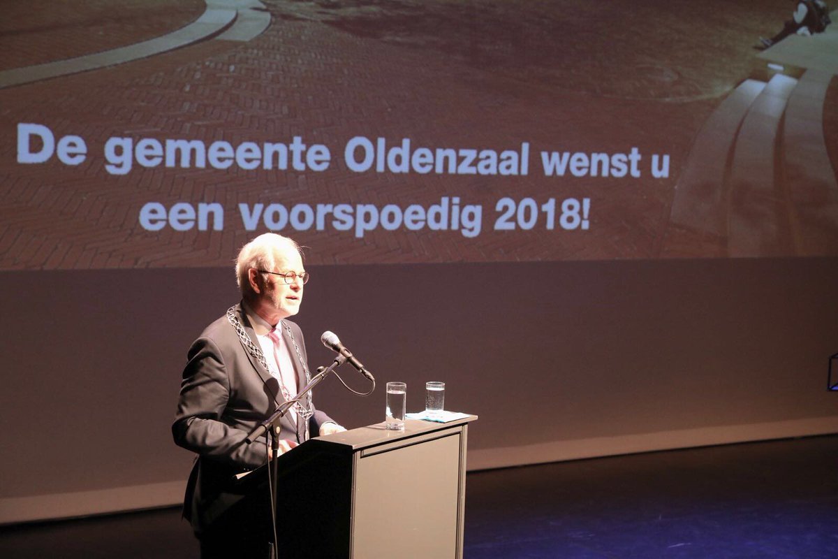 StadOldenzaal's tweet photo. Burgemeester @SchoutenTheo wenste namens @StadOldenzaal de aanwezigen bij de nieuwjaarsbijeenkomst “dat 2018 een jaar wordt waarin u succesvol, gezond, veilig en grenzeloos gelukkig mag zijn” #samenwerken #openblik https://t.co/uqhqG8qkOR https://t.co/Vza1FV7pe8
