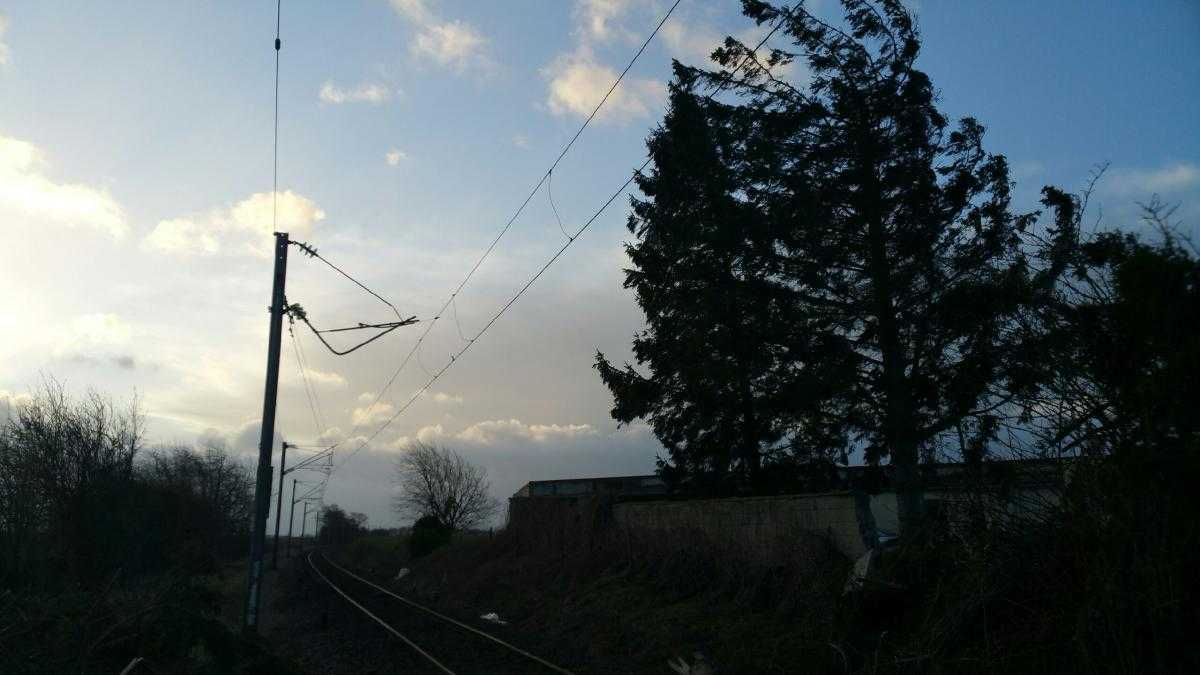 SNCFReseau's tweet photo. Suite au passage de la tempête #Eleanor, les équipes @SNCFReseau, mobilisées depuis cette nuit, interviennent dans tous les départements concernés par les intempéries. Info trafic sur les comptes et canaux d’information officiels #SNCF. https://t.co/PFb6Wgpxiq