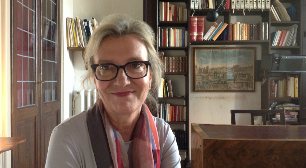 illibraio's tweet photo. "Ciò che mi interessa principalmente è scrivere a proposito delle persone". L'intervista a #ElizabethStrout: https://t.co/6sW8gCh2w4 https://t.co/n1nmSkApjR