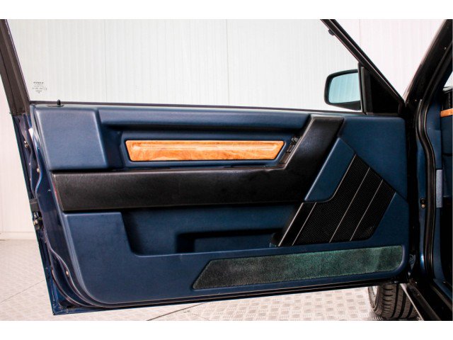 Actually, scratch that. I still NEED a 780 Bertone and this one is perfect. The blue and green postmodern door cards are particularly on point. hofman.nl/auto/14267/vol…