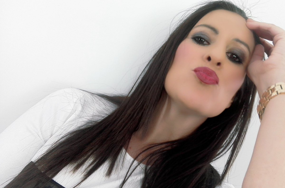 adelyjess's tweet photo. Buenos dias desde el estudio 🎤🎧🎵🎸!! Os mando un beso 💋 y os deseo un dia fantástico!! Vamosss!! #ensayos #adelyjess #crazy  #concierto #kinepolis #lovemusica #lovefans 😊⭐😘 https://t.co/i9zrGNkt0s