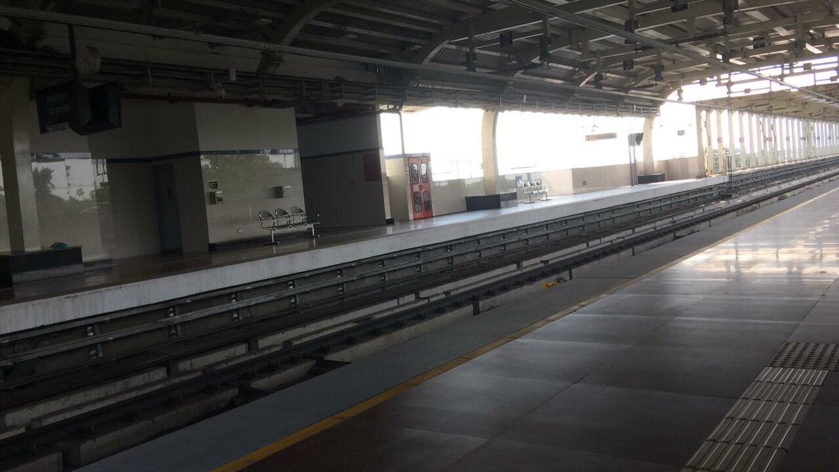 Chennai metro - Nanganallur Road at 2 pm today.  Completely deserted. Worth considering some price reduction to increase patronage #chennaimetro #metro #cmrl #chennai #chennai_localtrain #chennaisafety