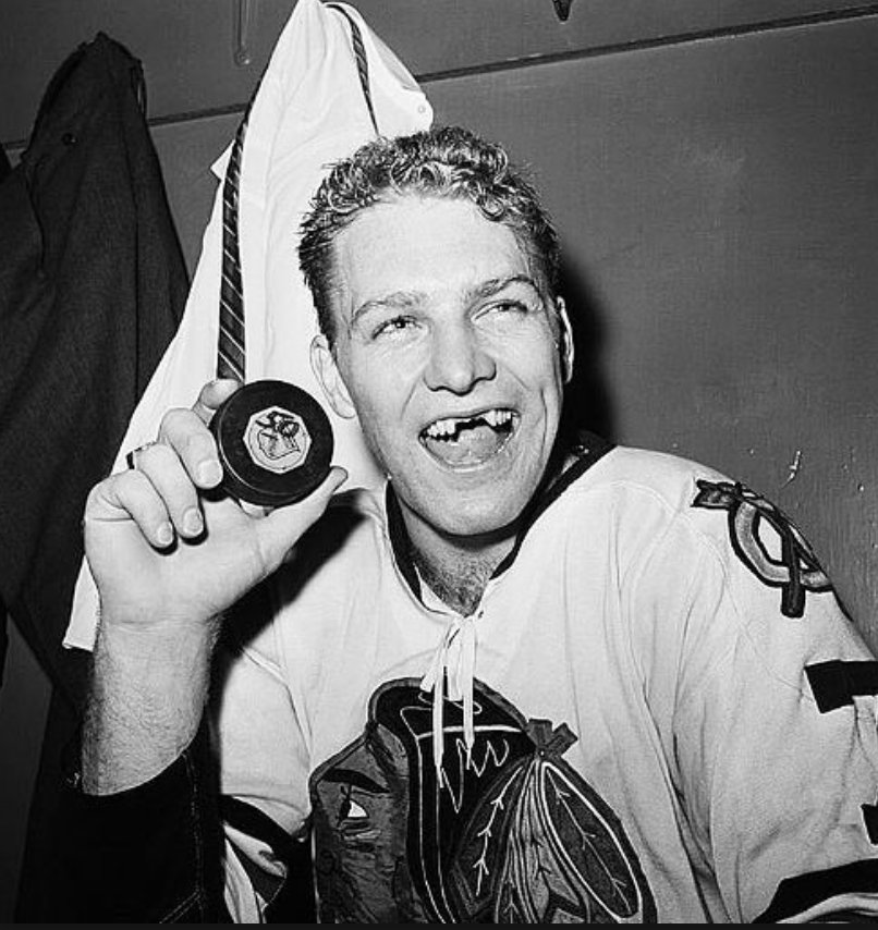 Happy birthday to Hall of Famer Bobby Hull, who turns 79 today. 